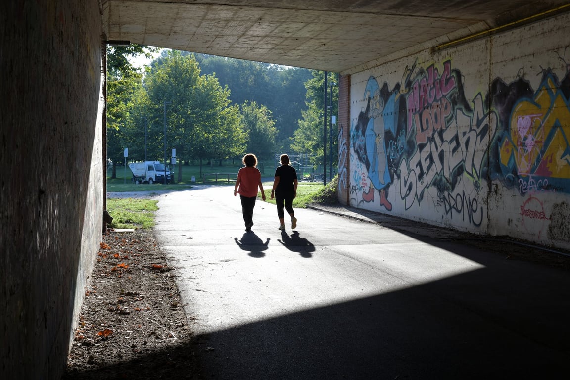 2 femmes marchant sur le trottoir